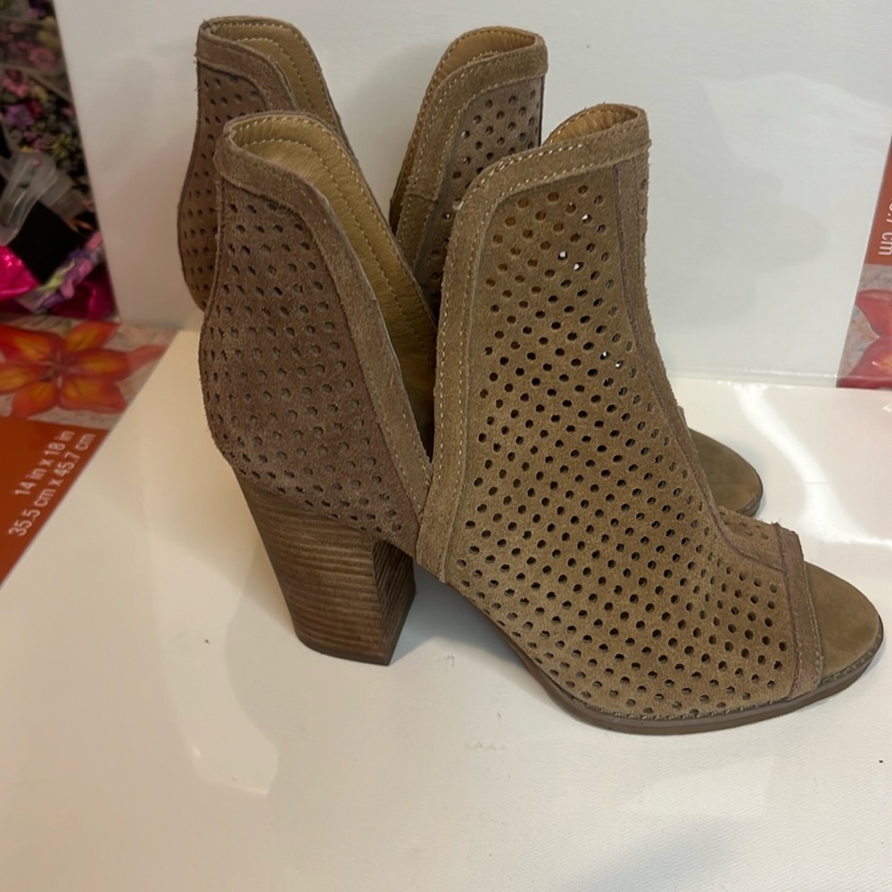 Tan/brown Lucky Brand ankle boots women's size 7.5. New without tags or box.